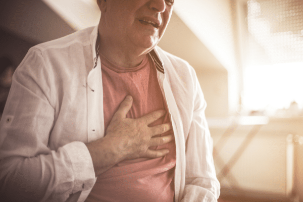 Douleur thoracique : symptômes, causes et quand consulter un médecin